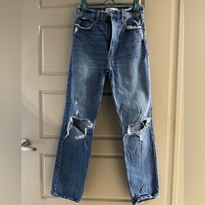 A&F Jeans. The 90’s Straight Ultra Highrise. Distressed Size 28/6R